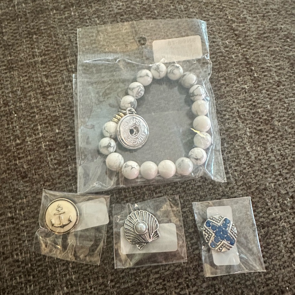 GingerSnaps White Marble Lumineer Stretch Bracelet with 3 Charms
